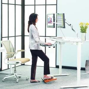 Variable sitting and standing workstation